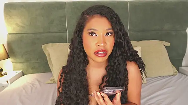 Snapshot of IzzyyBeelmonth chatting on March 6, 11:03 am IzzyyBeelmonth online show from March 6, 11:03 am