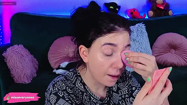 AveryWillow online show from March 24, 11:54 pm