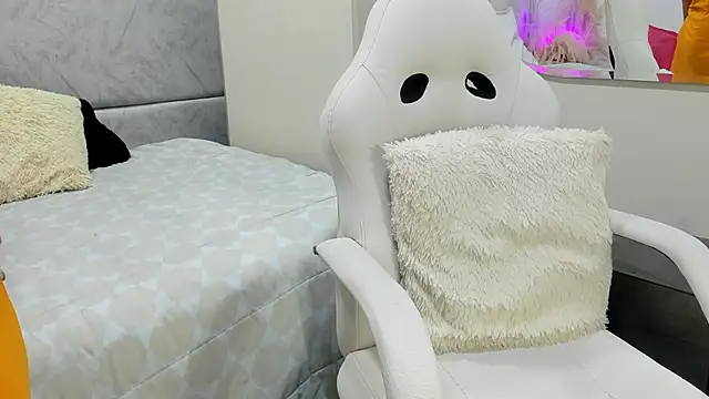 Snapshot of naomiii__ chatting on May 19, 11:38 am naomiii online show from May 19, 11:38 am