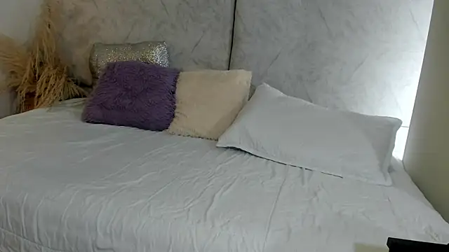 Snapshot of naomiii__ chatting on June 1, 6:42 pm naomiii online show from June 1, 6:42 pm