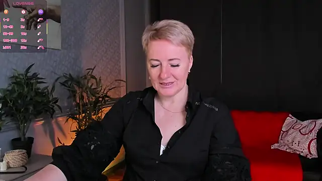 Snapshot of Nika_Smit chatting on June 13, 5:05 am Nika Smit online show from June 13, 5:05 am
