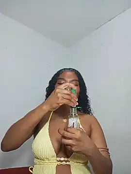 Snapshot of gianna_smith chatting on June 6, 1:32 am gianna smith online show from June 6, 1:32 am