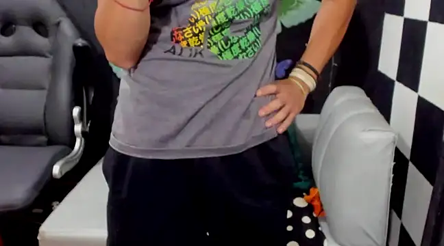 Snapshot of MikeRose94 chatting on February 27, 7:04 pm MikeRose94 online show from February 27, 7:04 pm