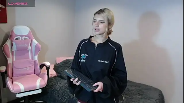 Snapshot of HiScarlett chatting on February 3, 12:25 pm HiScarlett online show from February 3, 12:25 pm