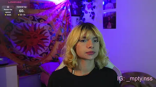 Snapshot of HiScarlett chatting on October 2, 11:23 pm HiScarlett online show from October 2, 11:23 pm