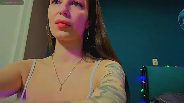 the perfectgirl online show from February 10, 1:37 pm