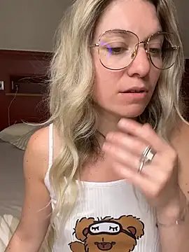 Snapshot of carlaaa chatting on April 29, 8:59 pm carlaaa online show from April 29, 8:59 pm