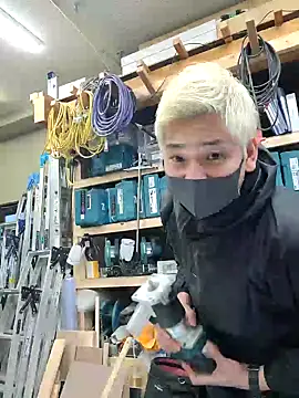 Snapshot of da--------i chatting on February 8, 7:37 am da--------i online show from February 8, 7:37 am