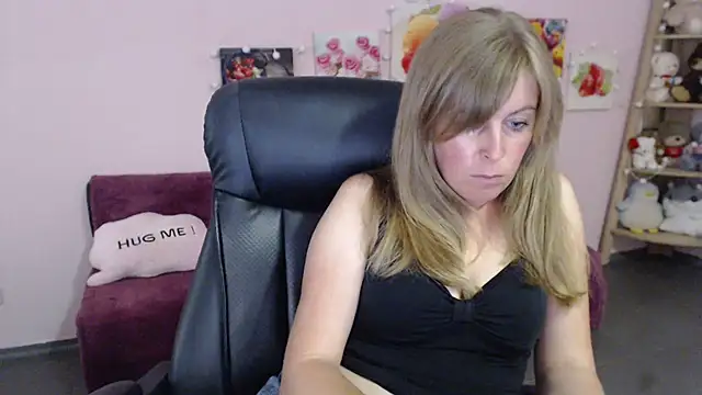 Snapshot of Hot_Milady chatting on June 22, 8:44 am Hot Milady online show from June 22, 8:44 am