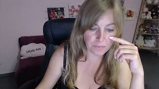 Snapshot of Hot_Milady chatting on July 9, 7:45 am Hot Milady online show from July 9, 7:45 am