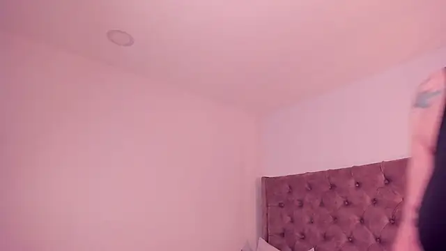 Snapshot of gabby_london chatting on June 30, 11:22 am gabby london online show from June 30, 11:22 am