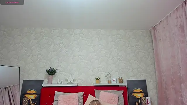 Snapshot of KattyPeachX chatting on April 30, 1:12 am KattyPeachX online show from April 30, 1:12 am