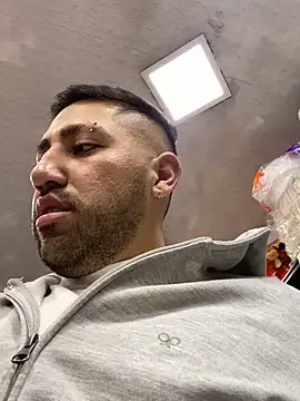 JuanZapata33 online show from December 13, 11:54 pm