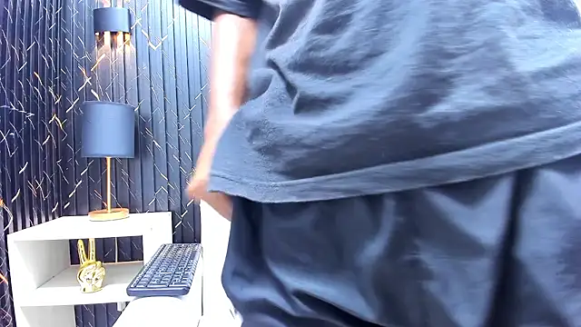 Snapshot of LarryCollin chatting on March 5, 6:33 am LarryCollin online show from March 5, 6:33 am