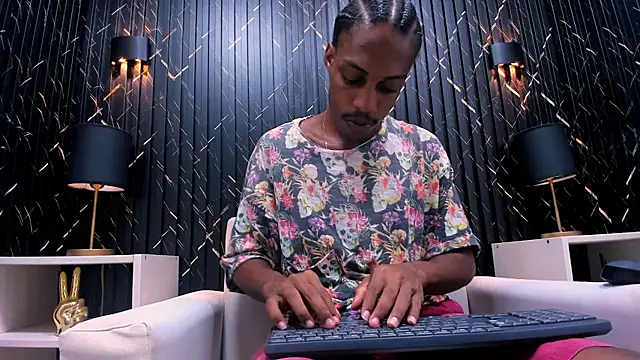 Snapshot of LarryCollin chatting on March 19, 10:11 am LarryCollin online show from March 19, 10:11 am