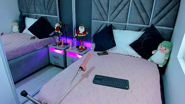 Snapshot of Kitty_Eliffe chatting on December 11, 7:46 pm Kitty Eliffe online show from December 11, 7:46 pm