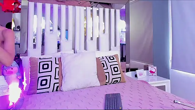 Snapshot of Kitty_Eliffe chatting on December 20, 7:17 pm Kitty Eliffe online show from December 20, 7:17 pm