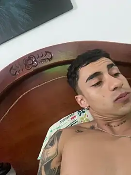 Snapshot of Danifornari chatting on March 1, 11:04 pm Danifornari online show from March 1, 11:04 pm