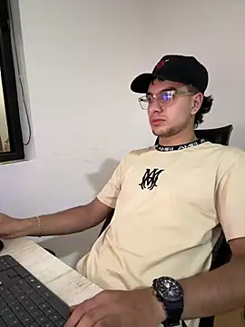 Snapshot of Amadeo_Wild chatting on January 11, 10:29 pm Amadeo Wild online show from January 11, 10:29 pm