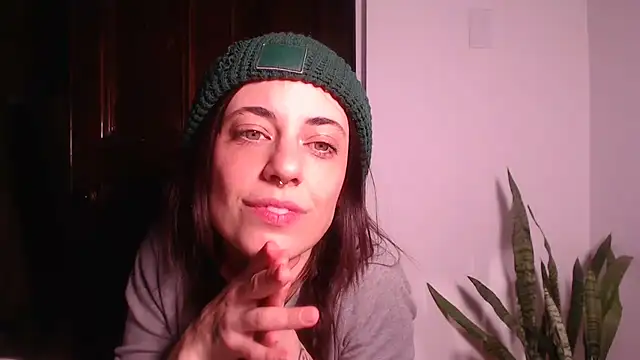 MaeDaybaby online show from January 9, 5:00 pm