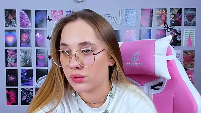 MiaMilas online show from February 7, 8:11 am