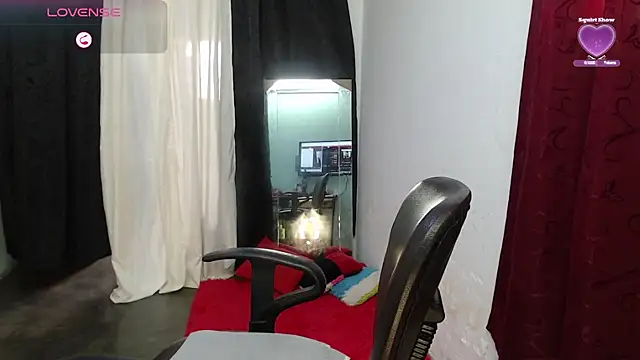 Snapshot of Aranza-Queen chatting on May 19, 3:51 pm Aranza-Queen online show from May 19, 3:51 pm