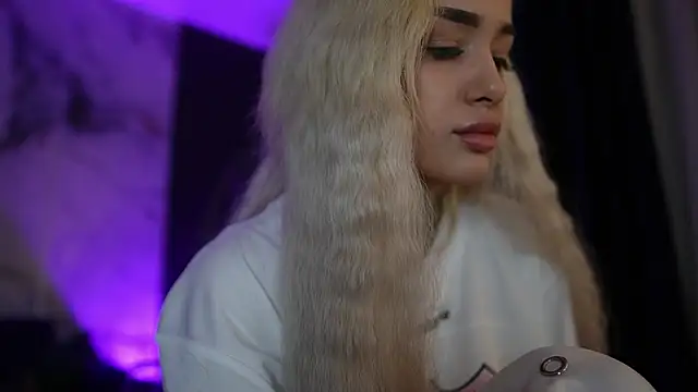 Snapshot of blondie_muller chatting on June 5, 8:03 pm blondie muller online show from June 5, 8:03 pm