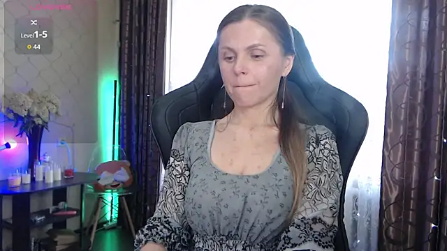 JessieOMays online show from May 27, 6:21 am