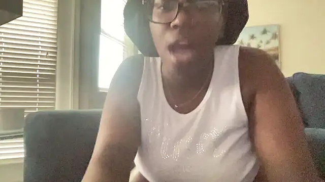 Snapshot of AveryJ99 chatting on April 6, 8:21 pm AveryJ99 online show from April 6, 8:21 pm