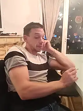 Snapshot of mika11100 chatting on December 28, 4:30 am mika11100 online show from December 28, 4:30 am