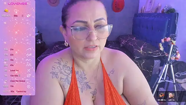 Snapshot of Ivonnee__ chatting on December 22, 11:33 am Ivonnee   online show from December 22, 11:33 am