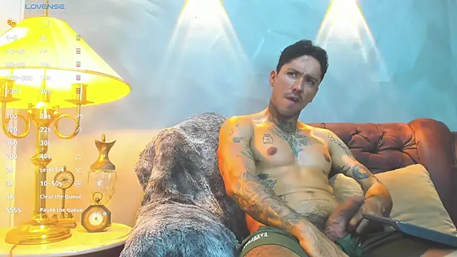 Snapshot of Dylanstonne chatting on January 17, 11:29 pm Dylanstonne online show from January 17, 11:29 pm