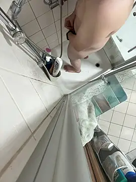 Snapshot of kareem0010 chatting on February 8, 6:33 pm kareem0010 online show from February 8, 6:33 pm