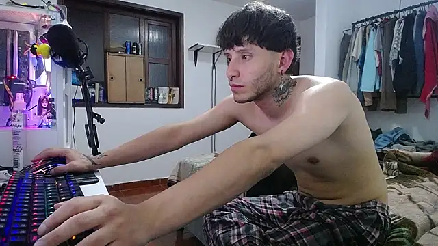 Snapshot of esjrobles chatting on January 10, 4:33 am esjrobles online show from January 10, 4:33 am