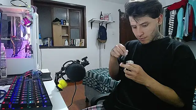 Snapshot of esjrobles chatting on January 20, 2:22 am esjrobles online show from January 20, 2:22 am