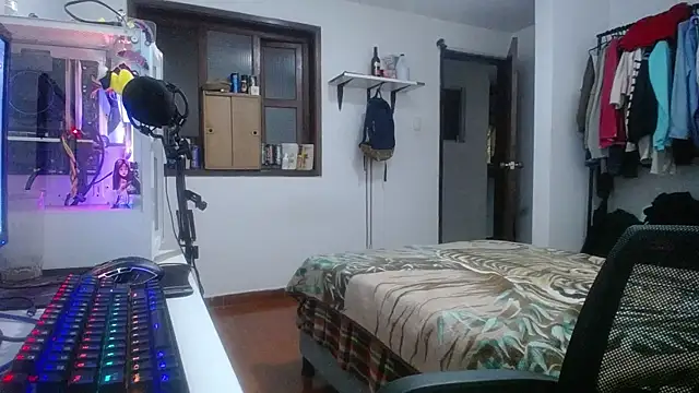 Snapshot of esjrobles chatting on January 22, 2:26 am esjrobles online show from January 22, 2:26 am