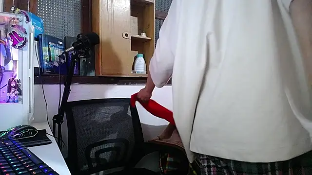 Snapshot of esjrobles chatting on February 3, 5:29 am esjrobles online show from February 3, 5:29 am