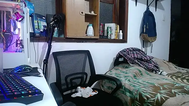 Snapshot of esjrobles chatting on February 4, 3:44 am esjrobles online show from February 4, 3:44 am