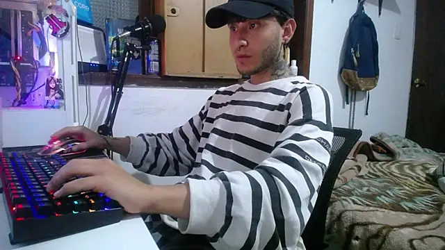 Snapshot of esjrobles chatting on February 9, 4:25 am esjrobles online show from February 9, 4:25 am