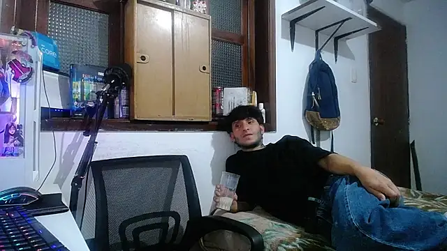 Snapshot of esjrobles chatting on February 11, 3:29 am esjrobles online show from February 11, 3:29 am