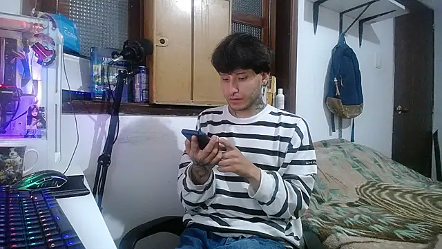 Snapshot of esjrobles chatting on February 13, 3:29 am esjrobles online show from February 13, 3:29 am