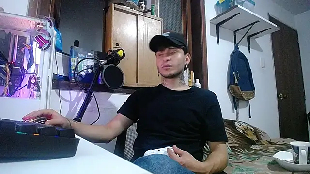 Snapshot of esjrobles chatting on February 14, 4:04 am esjrobles online show from February 14, 4:04 am