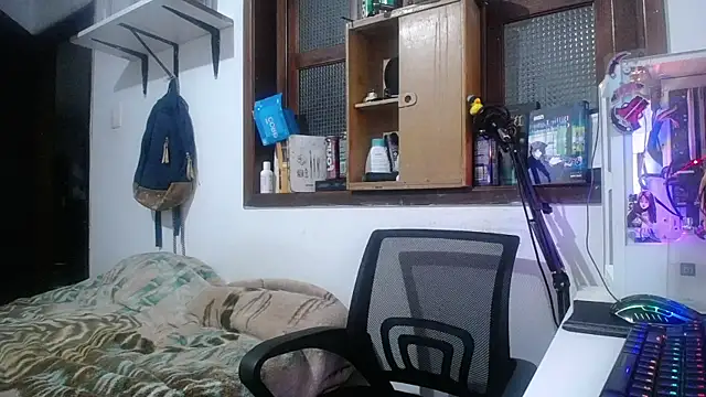 Snapshot of esjrobles chatting on February 28, 4:21 am esjrobles online show from February 28, 4:21 am