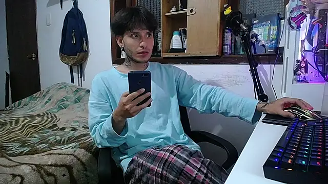 Snapshot of esjrobles chatting on March 4, 3:22 am esjrobles online show from March 4, 3:22 am