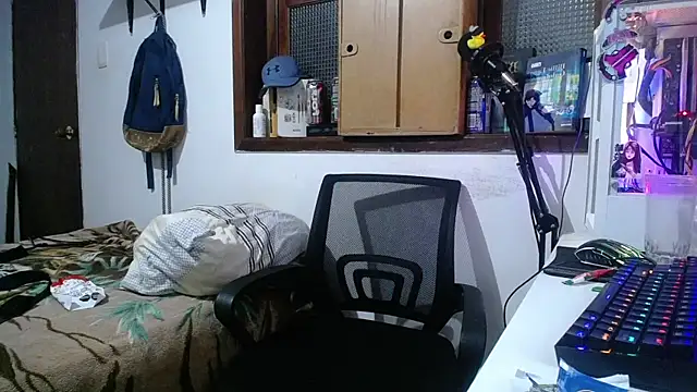 Snapshot of esjrobles chatting on March 8, 8:33 am esjrobles online show from March 8, 8:33 am