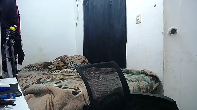 Snapshot of esjrobles chatting on October 6, 12:57 pm esjrobles online show from October 6, 12:57 pm