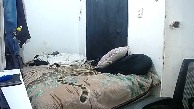 Snapshot of esjrobles chatting on October 16, 5:19 am esjrobles online show from October 16, 5:19 am