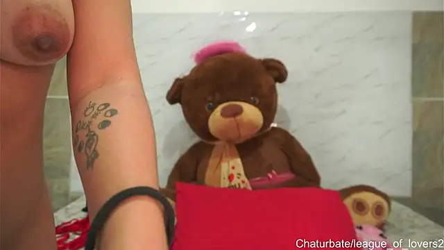 Snapshot of LeagueOfLovers chatting on December 3, 3:30 am LeagueOfLovers online show from December 3, 3:30 am