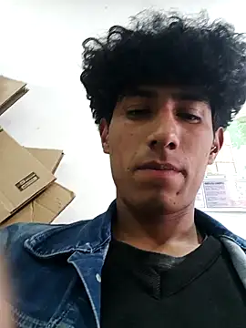 Snapshot of alexander32r chatting on September 17, 7:59 pm alexander32r online show from September 17, 7:59 pm