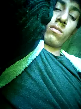 Snapshot of alexander32r chatting on December 23, 5:27 am alexander32r online show from December 23, 5:27 am